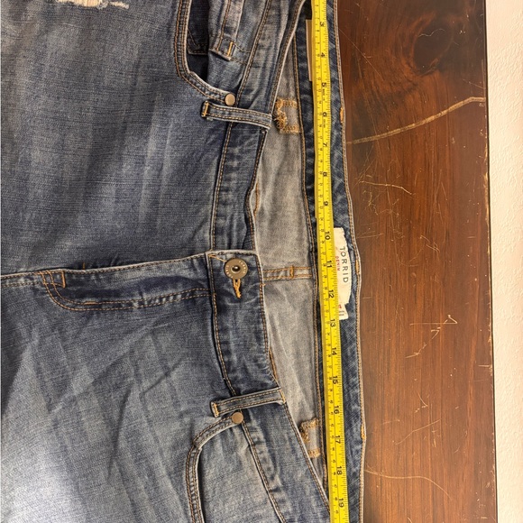 Torrid Denim Boyfriend Jeans Distressed Raw Hem Size 24 - Picture 6 of 10